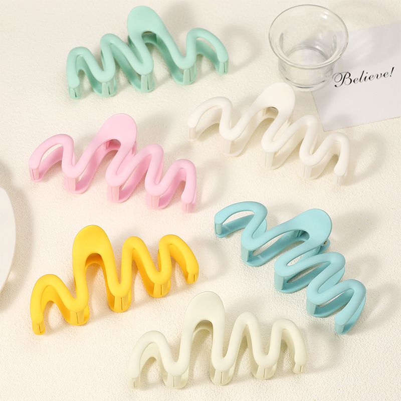 Curve Injected Plastic Hair Claw Clip