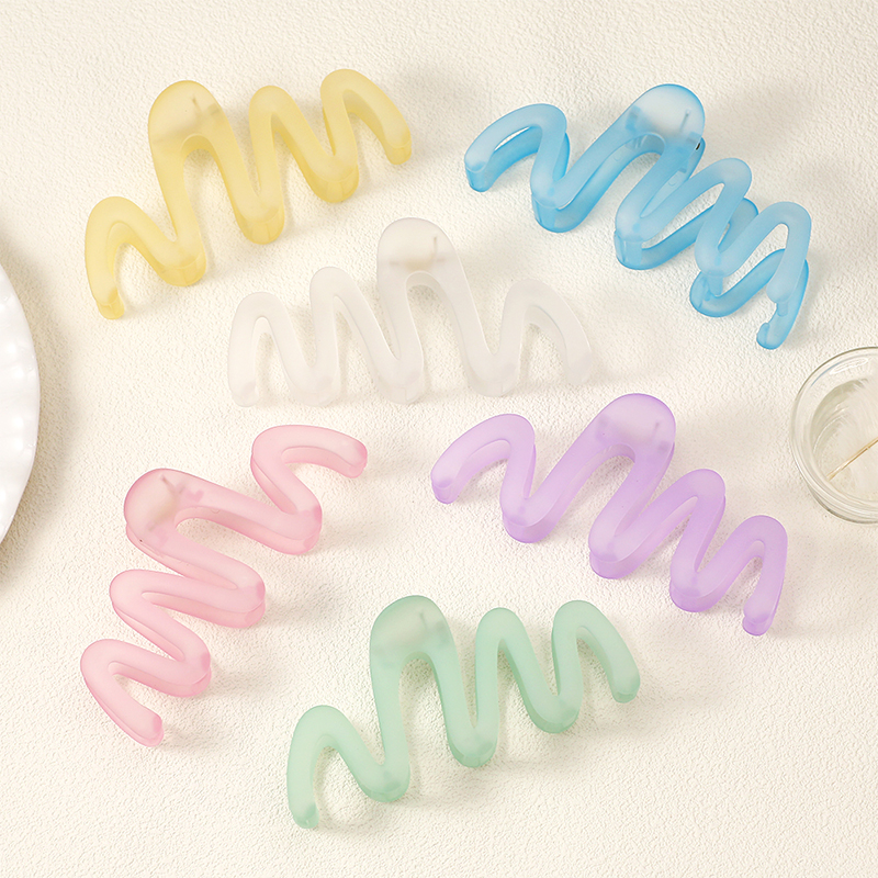 Curve Injected Plastic Hair Claw Clip