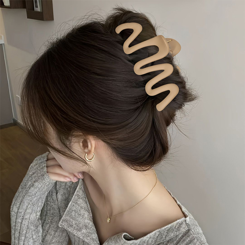 Curve Injected Plastic Hair Claw Clip