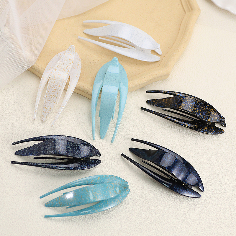 Dovetail clip with plastic clip for injected hair claw