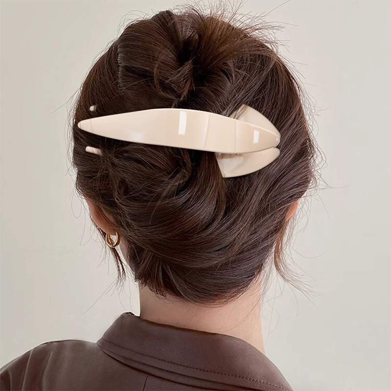 Dovetail clip with plastic clip for injected hair claw