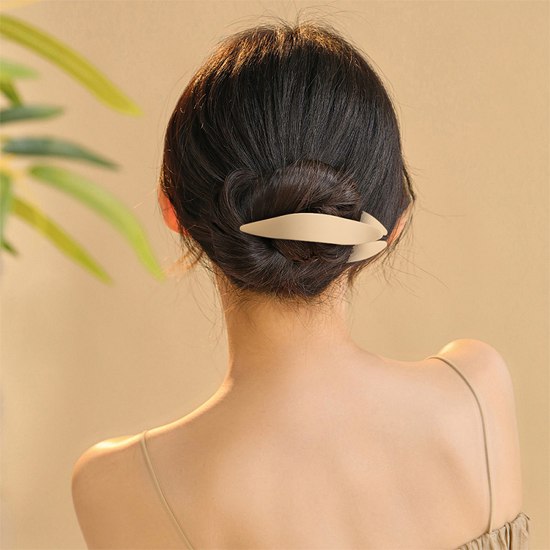 Dovetail clip with plastic clip for injected hair claw