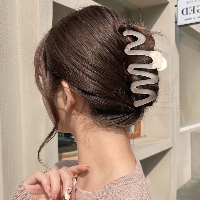 Curve Injected Plastic Hair Claw Clip