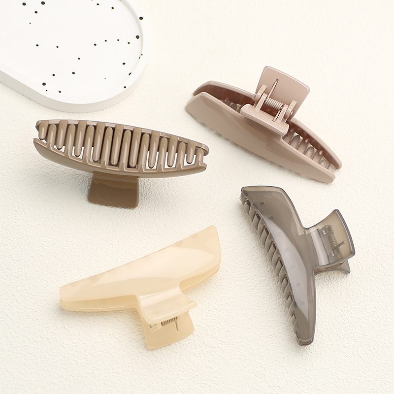Small plastic hair claw clip with one line tilting injection