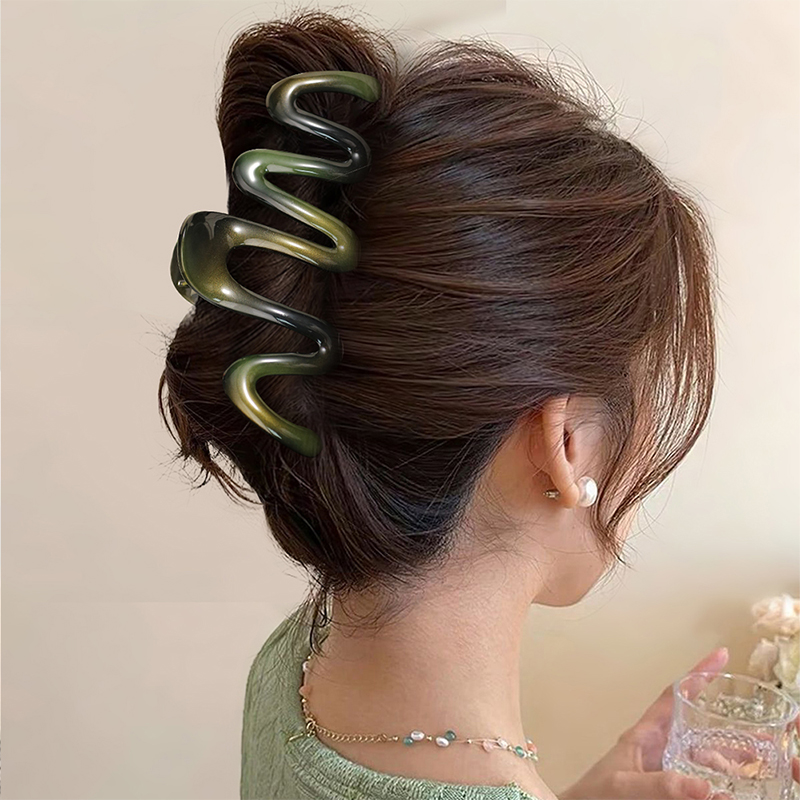 Curve Injected Plastic Hair Claw Clip