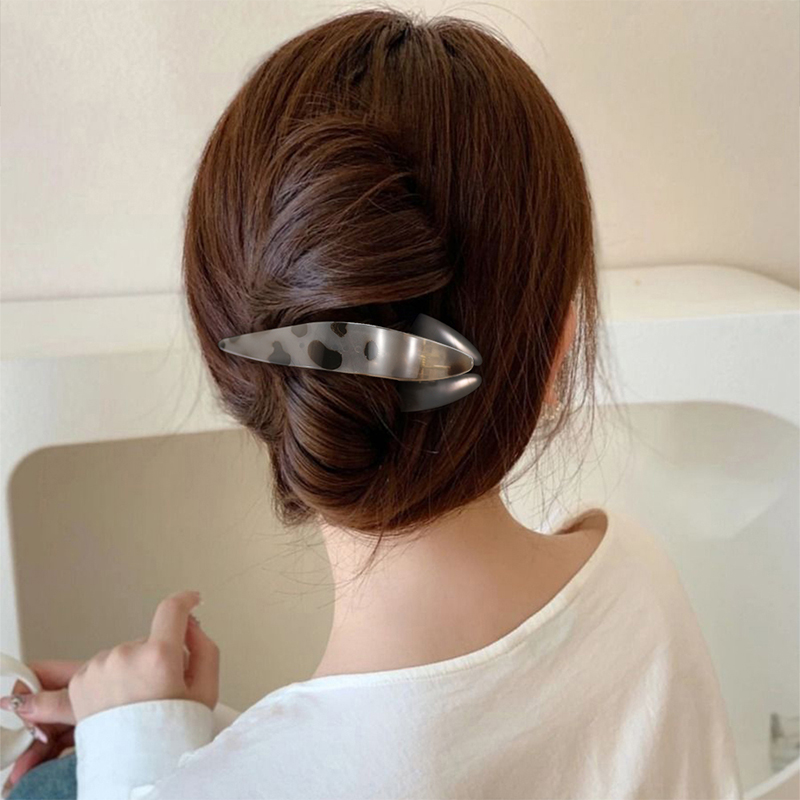 Dovetail clip with plastic clip for injected hair claw