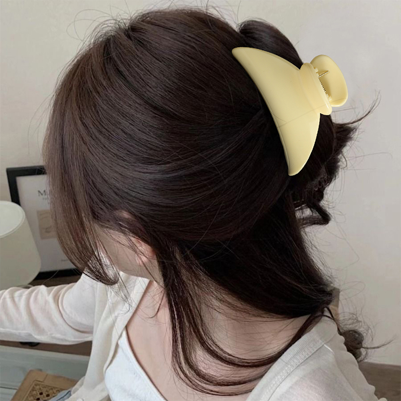 Scalloped Injected Plastic Hair Claw Clip