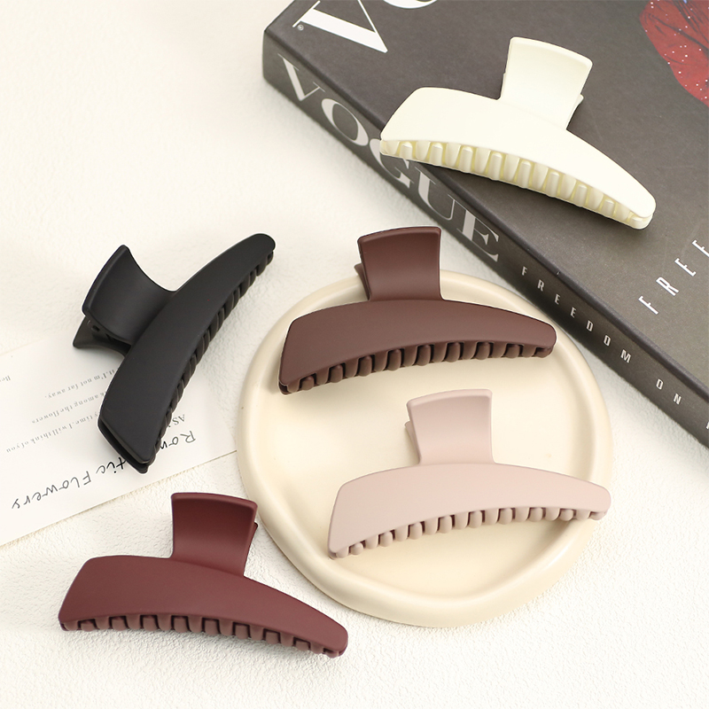 Small plastic hair claw clip with one line tilting injection