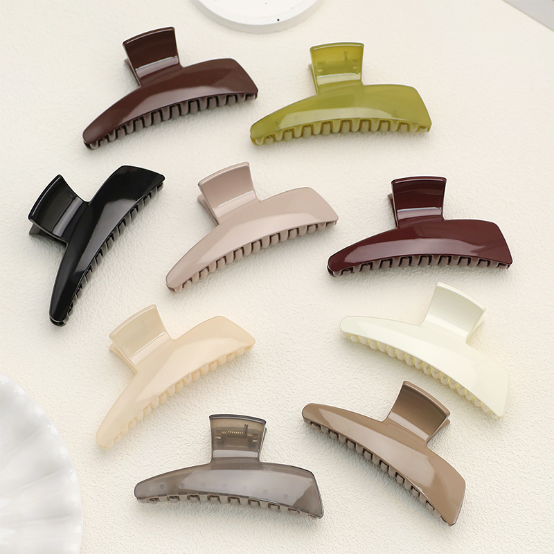 Small plastic hair claw clip with one line tilting injection