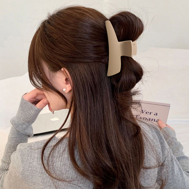Small plastic hair claw clip with one line tilting injection