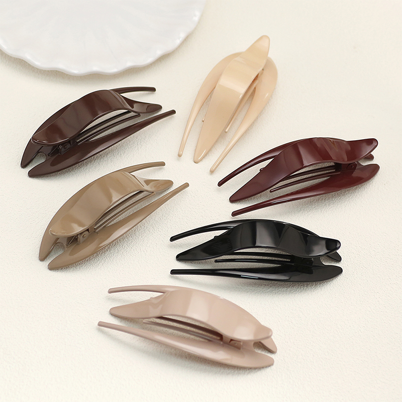 Dovetail clip with plastic clip for injected hair claw