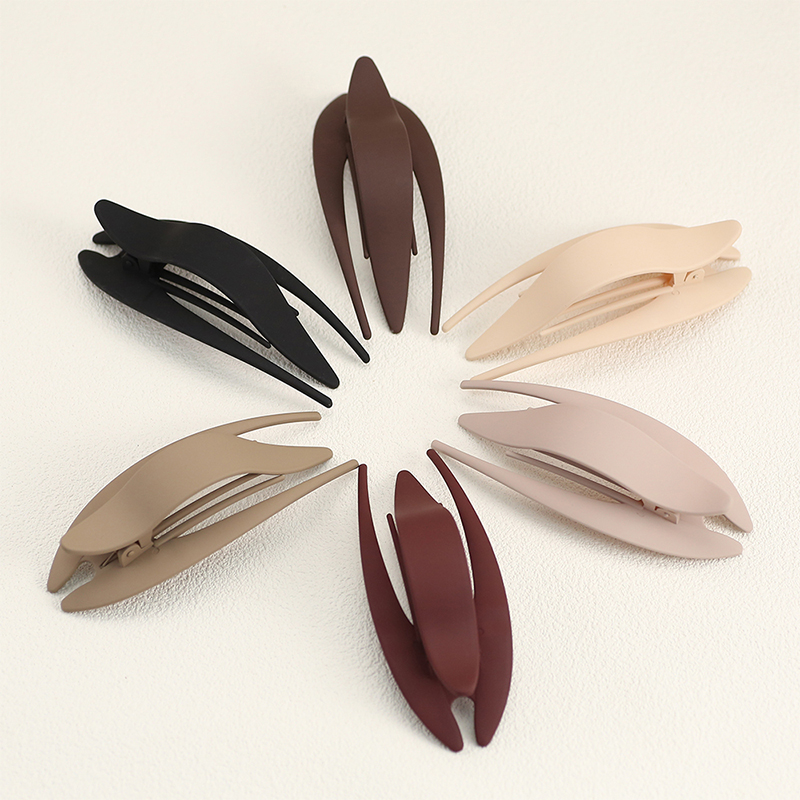 Dovetail clip with plastic clip for injected hair claw