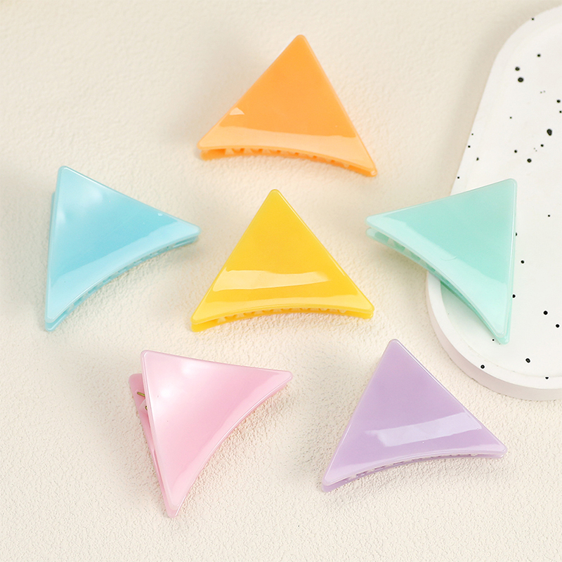 Plastic hair claw clip with triangular injection